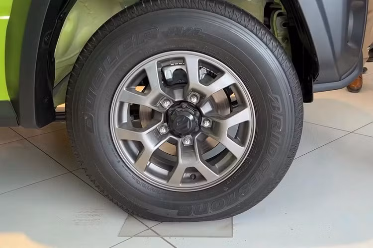 Theo đó, xe dài 3.985 mm, rộng 1.645 mm, cao 1.720 mm trong khi chiều dài cơ sở đạt 2.590 mm và chiều cao gầm là 210 mm. So với phiên bản 3 cửa, Suzuki Jimny 5 cửa có chiều dài cơ sở lớn hơn đến 340 mm.