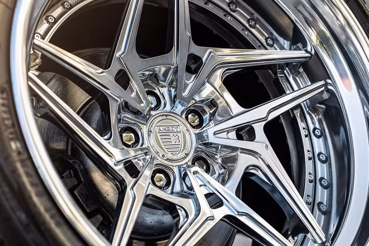 Điểm nổi bật ở ngoại thất của chiếc xe là bộ mâm Anrky Wheels S3-X3 mạ chrome bóng cùng bộ lốp Toyo R888R.