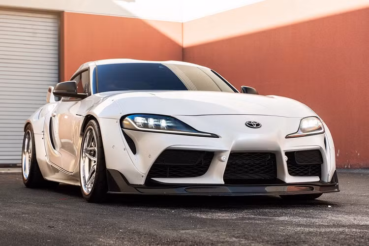Tại thị trường Mỹ, giá xe Toyota GR Supra thế hệ mới được phân phối chính hãng với 4 phiên bản: 2.0, 3.0, 3.0 Premium và A91-MT cùng mức dao động từ 43.540 USD đến 58.345 USD.