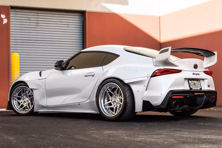 So với nguyên bản, gói nâng cấp thân rộng dành cho mẫu Toyota GR Supra thế hệ thứ 5 giúp chiếc xe trở nên hầm hố và ấn tượng hơn.