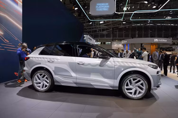 Ngoài các màn hình lớn, nội thất Audi được tối giản nhiều chi tiết, rút gọn các phím cơ. Để đảm bảo cho việc điều khiển thuận tiện, Audi đã cung cấp một trợ lý ảo thông minh, có thể được kích hoạt bằng câu lệnh "Hey Audi".