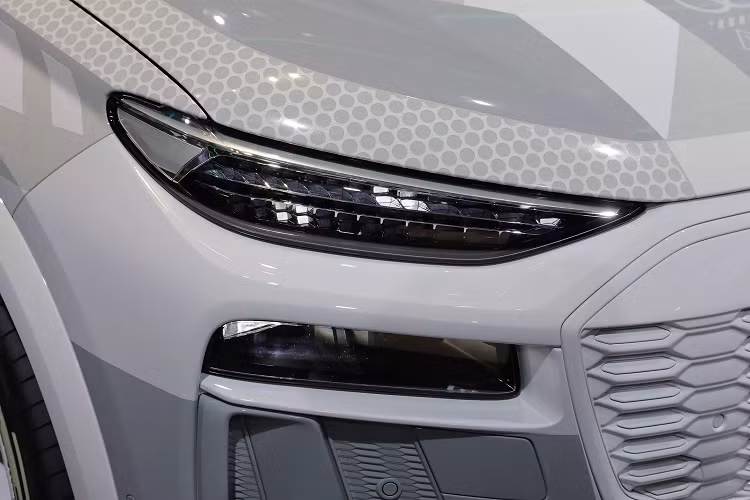Một số những chi tiết trên SUV điện Audi Q6 E-Tron 2025 đều làm từ vật liệu tái chế, thân thiện môi trường như thảm sàn làm từ lưới đánh cá tái chế, một số vị trí được làm bằng nhôm tái chế, rác thải công nghiệp,... Chiếc xe cũng có không gian hành lý 526 lít và lên đến 1.529 lít khi gập ghế sau.