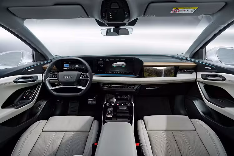 Ngoại hình Audi Q6 e-tron khá tương đồng với các mẫu SUV điện gầm cao cùng hãng. Thiết kế thanh lịch và mặt ca lăng kín, hệ thống đèn hiện đại, cụm mâm lạ mắt... được thiết kế dạng prototype, chỉ để làm phần "khung" để hãng hé lộ nội thất đáng chú ý.
