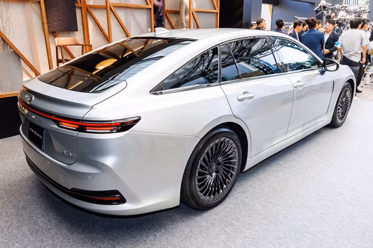 Dự kiến, giá bán Toyota Crown Sedan 2024 sẽ chính thức được công bố ở thị trường Nhật Bản vào cuối năm nay, có thể là ngay từ tháng 11. Khác thế hệ cũ, mẫu xe này có thể sẽ được bán cả ở thị trường quốc tế chứ không giới hạn trong lãnh thổ Nhật Bản.