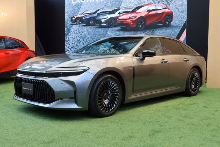 Ghế phụ lái của xe có thể gập xuống và đi kèm nút bấm trên lưng ghế để hành khách chỉnh từ phía sau. Ghế này được dự đoán là sẽ có tính năng chỉnh điện 8 hướng. Trong khi đó, ở giữa ghế sau có bệ tì tay tích hợp ngăn chứa đồ khá lớn... và màn hình cảm ứng để hành khách chỉnh nhiều tính năng của xe.