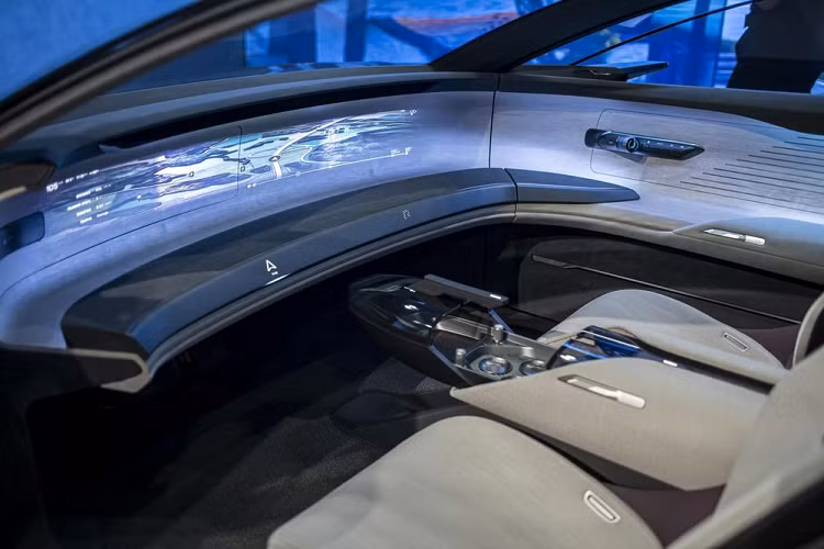 Thiết kế khoang lái của Audi Grandsphere Concept mang đậm chất tương lai khi sử dụng màn hình đồ hoạ tương tác với khả năng thực tế ảo. Ngoài ra, Audi Grandsphere Concept sẽ có khả năng tự lái cấp độ 4 nên vô-lăng sẽ được ẩn vào bên trong táp-lô.