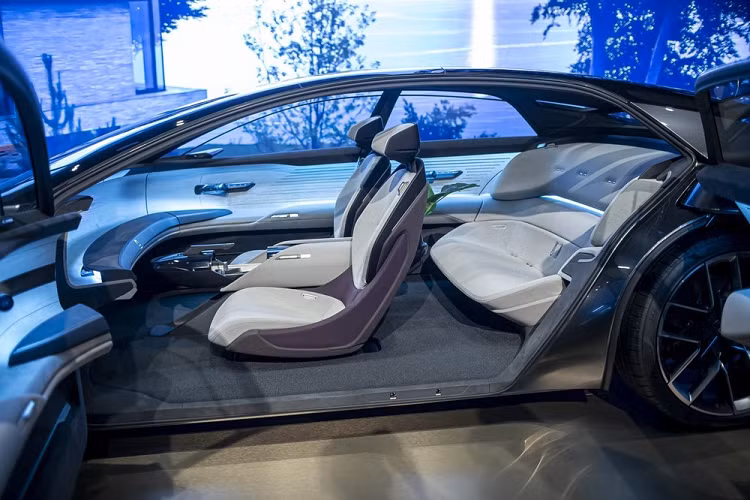 Audi Grandsphere Concept sở hữu thiết kế độc đáo với cửa mở ngược kiểu Rolls-Royce và không có cột B. Nhờ thế việc ra vào xe dễ dàng hơn cũng như tạo được không gian mở thoáng đãng cho người ngồi trong xe.