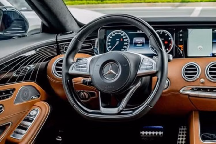 So với vài chiếc xe Mercedes-Benz S400 Coupe 4Matic khác được nhập về nước, điểm ấn tượng của chiếc xe đang được rao bán 4,77 tỷ đồng chính là ngoại thất được sơn màu xanh Emerald Green, hay còn được nhiều người gọi là xanh lục bảo.