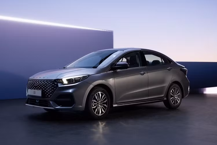 Mẫu sedan này có kích thước dài x rộng x cao lần lượt là 4.644 x 1.814 x 1.493 mm và chiều dài cơ sở 2.650 mm. Đầu xe nổi bật với lưới tản nhiệt hình lục giác cỡ lớn. Bên trong lưới tản nhiệt là mắt lưới hình kim cương với những điểm nhấn mạ crôm.