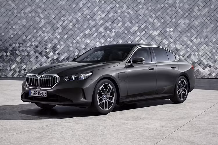 Nhà máy này do liên doanh BMW Brilliance điều hành với toàn bộ sản lượng chỉ phục vụ riêng thị trường đông dân thứ hai thế giới. BMW 5-Series thế hệ cũ chính là mẫu sedan hạng sang tầm trung bán chạy nhất ở thị trường Trung Quốc. Hãng BMW hi vọng 5-Series thế hệ mới sẽ tiếp tục duy trì được thành công này và vượt qua đối thủ Mercedes-Benz E-Class L.