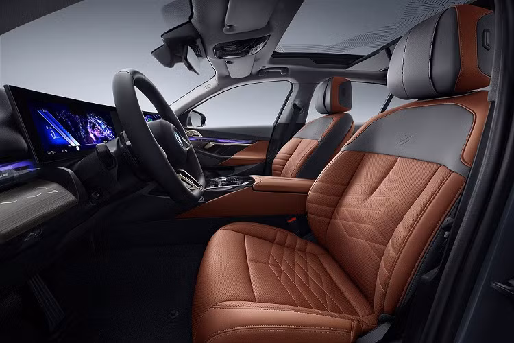 Đây là màn hình đã lần đầu tiên ra mắt trên BMW 7-Series và i7 thế hệ mới. Trong khi đó, BMW 5-Series và i5 thế hệ mới ở thị trường ngoài Trung Quốc không có màn hình này, dù là trang bị tùy chọn.