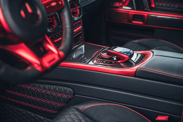 Tiến vào bên trong khoang lái, bản độ Brabus 900 Rocket Edition cũng được thêm vào đó da cao cấp, carbon và các phụ kiện giúp chủ xe có thể tự tin là mình đang sở hữu 1 trong 25 xe Brabus 900 Rocket Edition trên toàn thế giới chủ không phải hàng chục nghìn xe SUV hạng sang Mercedes-AMG G63 phổ thông.