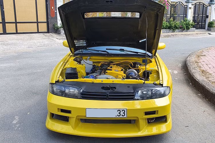 Chiếc xe thể thao Nissan Skyline R33 này chỉ thuộc phiên bản GTS-t, vì thế, xe chỉ được trang bị động cơ 6 xi-lanh thẳng hàng, dung tích 2.0 lít, tăng áp, mang mã RB20DET, sản sinh ra công suất tối đa 212 mã lực và mô-men xoắn cực đại 264 Nm.