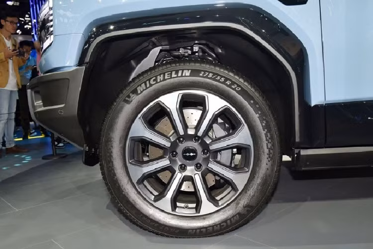 Bên cạnh đó là hệ dẫn động 4 bánh 4WD và 3 khóa vi sai khác nhau. Mẫu SUV hạng trung này được trang bị cụm pin BYD Blade với dung lượng 30 kWh, cung cấp phạm vi hoạt động 125 km mà không cần dùng động cơ xăng. Sau khi sạc đầy pin và đổ đầy bình xăng 80 lít, xe có thể chạy 1.200 km. 