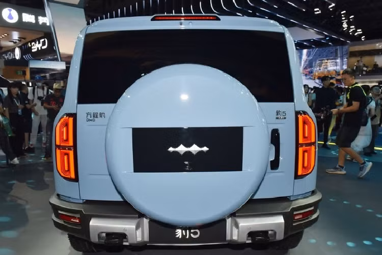 Cung cấp sức mạnh cho Fang Cheng Bao Leopard 5 là hệ truyền động plug-in hybrid có tên Dual Mode Off-Road (DMO) của hãng BYD. Hệ truyền động này bao gồm máy xăng 4 xi-lanh, dung tích 1.5L và 2 mô-tơ điện, cho công suất tổng cộng 670 mã lực cùng mô-men xoắn cực đại 760 Nm. 