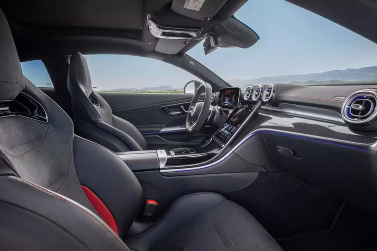 Bên trong cabin, xe sở hữu vô-lăng AMG Performance đáy phẳng bọc da đen và vật liệu giả da Alcantara, ghế ngồi AMG Performance… Xe có 5 chế độ lái gồm Slippery, Comfort, Sport, Sport+, và Individual. Mercedes-AMG cũng đã cài đặt cho xe chế độ drift để chuyển sang dẫn động cầu sau mọi lúc.