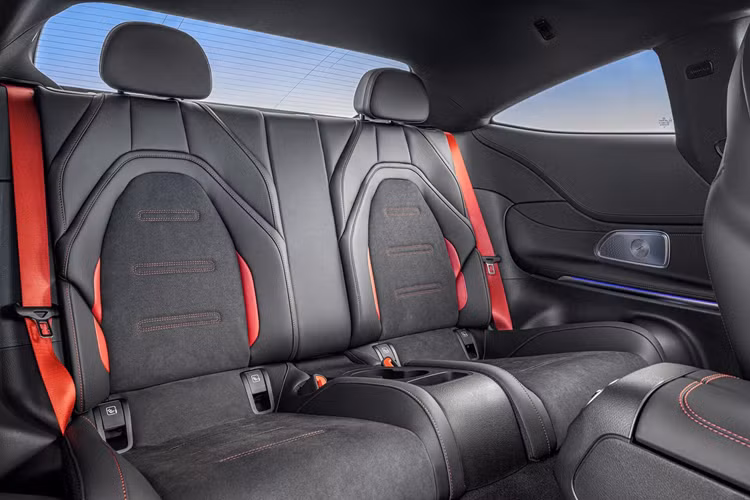 Tương tự các mẫu xe mang tên “53” khác của Mercedes-AMG, CLE 53 Coupe 2024 vận hành bằng khối động cơ xăng tăng áp 6 xy-lanh thẳng hàng, dung tích 3.0L kết hợp cùng với máy phát điện tích hợp (ISG) và hệ thống điện 48 volt tạo nên hệ truyền động hybrid dạng nhẹ.