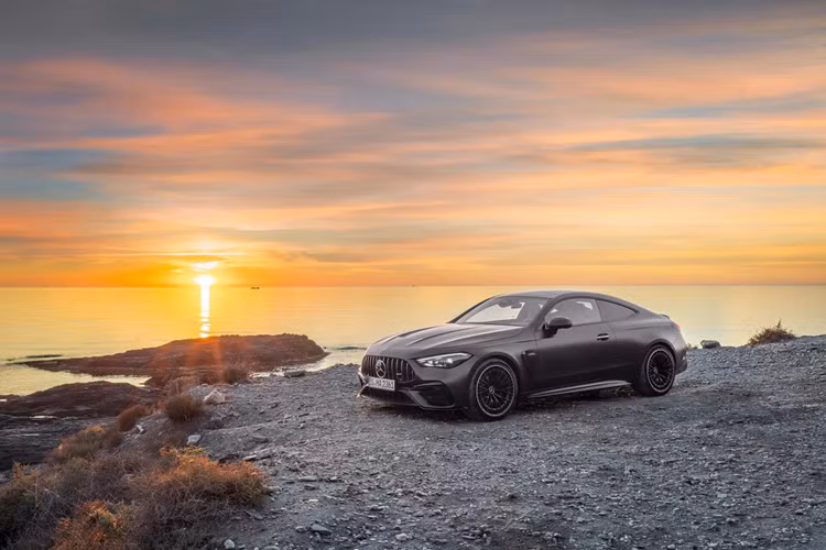 Danh mục sản phẩm xe dành cho các tay chơi của Mercedes-Benz giờ đây tiếp tục mở rộng, cụ thể là với dòng CLE Coupe khi có thêm bản hiệu năng cao Mercedes-AMG CLE 53 Coupe 2024 mới. Xe nổi bật với cụm lưới tản nhiệt AMG quen thuộc và cản trước hầm hố hơn.