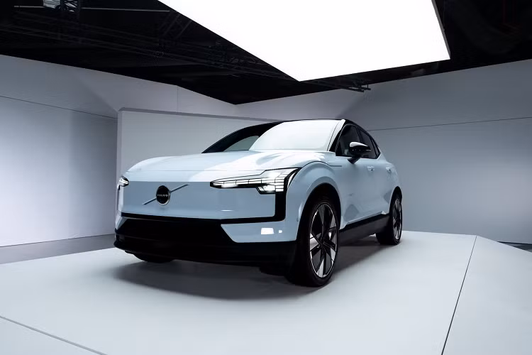 Trước đó, Volvo EX30 2024 mới được ra mắt toàn cầu vào tháng 6 tại Milan, Ý và mẫu xe này đã mở rộng số lượng sản phẩm xe thuần điện của Volvo lên 4 chiếc. Volvo EX30 được nhóm thiết kế Volvo miêu tả “tách cà phê espresso của Volvo”, EX30 tự tin chắt lọc các nguyên tắc thiết kế Scandinavia của Volvo.