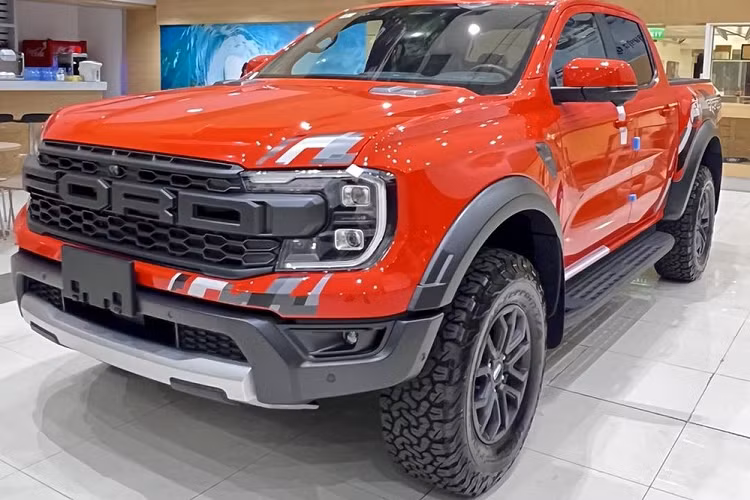 Trong khi đó, 2 người anh em láng giếng của nước ta là Lào và Campuchia đã ra mắt xe bán tải Ford Ranger Raptor 2023, thậm chí, có vài người Việt vì nôn nóng muốn sở hữu Ford Ranger Raptor thế hệ mới nên đã chấp nhận mua xe biển Campuchia và làm các thủ tục để lăn bánh tại Việt Nam.