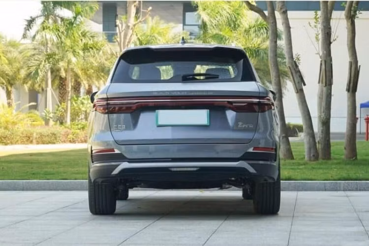 Việc BYD Song Pro DM-i 2023 - SUV cỡ C "sang, xịn, mịn" - được tung ảnh chính thức trước ngày ra mắt cũng sẽ làm các đối thủ như Toyota Corolla Cross, Mazda CX-5, Honda CR-V, Hyundai Tucson và Mitsubishi Outlander, đứng ngồi không yên.
