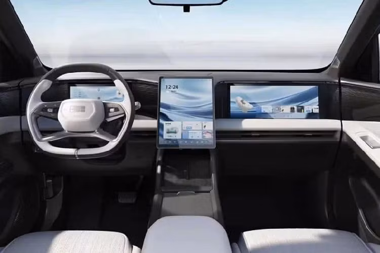 Với 2 phiên bản Geely Galaxy L7 giá rẻ nhất, xe được trang bị pin nhỏ hơn. Đối với ba phiên bản còn lại, chúng có pin lớn hơn. Đáng nói là AR-HUD là một tùy chọn bổ sung trong tất cả các cấp độ trang trí. Cụ thể, về hệ truyền động, Geely Galaxy L7 có động cơ xăng 4 xi-lanh, tăng áp, dung tích 1.5 lít cho công suất 163 mã lực và 1 động cơ điện cho công suất 146 mã lực.