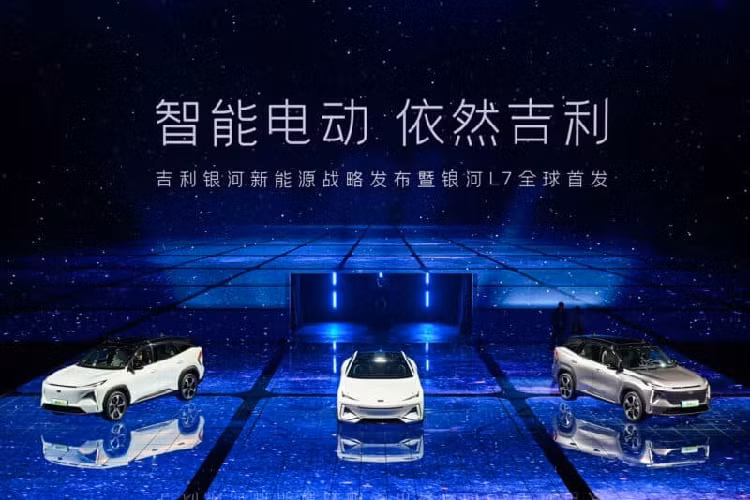 Nếu bạn nghĩ rằng ba màn hình là không đủ, L7 có thể được trang bị HUD 25,6 inch. Hệ thống này được cung cấp bởi hệ điều hành Galaxy của Geely. Về phần cứng, nó được thể hiện bằng chip 8155 của Qualcomm. Sau cùng, Galaxy L7 có ghế trước sưởi ấm và thông gió. Đối với ghế hành khách, nó có thể được trang bị một chỗ để chân. Chiếc SUV này còn có tới 11 loa Infinity. 