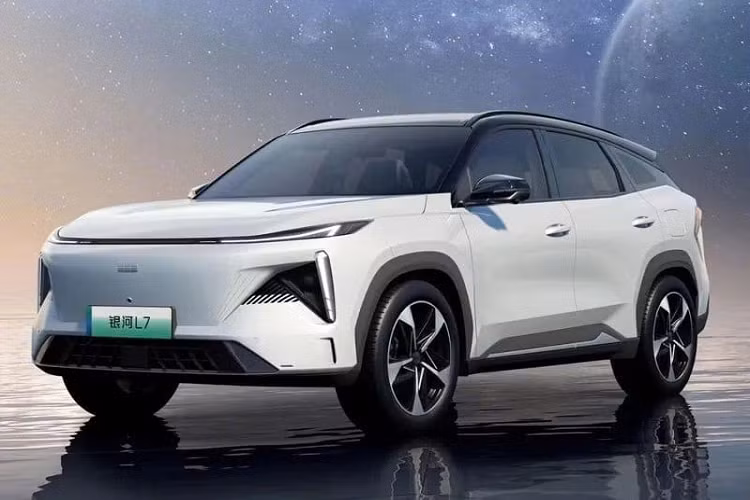 Đến nay, chiếc xe này tiếp tục được ra mắt với khách hàng, qua đó, hãng cũng công bố chi tiết các phiên bản của Geely Galaxy L7 kèm theo giá bán. Về mức giá xe Geely Galaxy L7 2023, nó sẽ bắt đầu từ 138.700 nhân dân tệ đến 173.700 nhân dân tệ, tương đương 457 triệu đồng đến 573 triệu đồng, như vậy, giá bán công bố chính thức của Galaxy L7 mới đây rẻ hơn 200 triệu đồng so với giá công bố vào tháng 2.