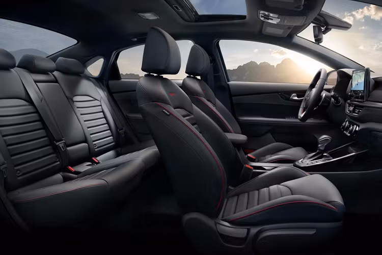 Hai mẫu sedan K series của Kia được người dùng ưu ái nhờ đa dạng lựa chọn lẫn mức giá bán hấp dẫn. Tại Việt Nam, Kia K3 và Kia K5 được phân phối 3-5 phiên bản. Trong đó, Kia K3 được trang bị 5 tùy chọn động cơ và 7 tùy chọn màu sắc.