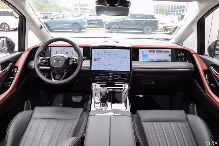 Nói về nội thất, GAC Trumpchi E9 Champion Edition có 7 chỗ ngồi bên trong (2+2+3). Hàng ghế trước có sưởi và thông gió. Đối với hàng ghế thứ hai, chúng được sưởi ấm, thông gió và mát-xa cho bạn. Đáng nói là hàng ghế thứ 3 không có các chức năng này nhưng có thể chỉnh lưng.