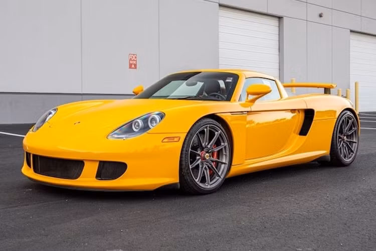  Porsche Carrera GT Nhắc đến xe sử dụng động cơ V10 không thể bỏ qua Porsche Carrera GT. Mẫu xe này được chế tạo từ năm 2006 đến 2008 với động cơ V10 ban đầu dự kiến dành cho đội đua Footwork Formula One và sau đó được sử dụng cho xe đua nguyên mẫu Le Mans.