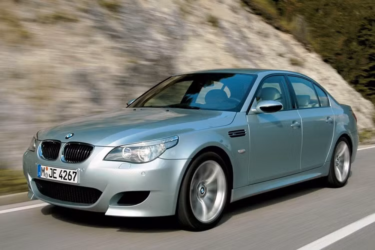  BMW M5 (thế hệ E60) BMW M5 là mẫu sedan sản xuất đại trà đầu tiên được trang bị động cơ V10, đi kèm là hộp số 7 cấp, tạo ra công suất tối đa 500 mã lực tại tua máy 7.750 vòng/phút. Đây không phải là một thông số kỹ thuật ấn tượng đối với xe sử dụng động cơ V10, nhưng M5 lại là mẫu ô tô có tốc độ và khả năng phản ứng nhanh nhất mà BMW từng tạo ra.