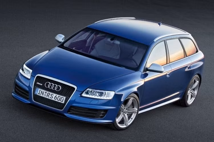  Audi RS6 (C6 4F) Thêm một mẫu xe nữa của Audi nằm trong top 7 ôtô dùng động cơ V10 tốt nhất, đó chính là RS6 với công nghệ tăng áp kép. Năm 2008, Audi RS6 được ra mắt với công suất cực đại 570 mã lực từ động cơ có dung tích 5.0L, gần giống với R8.
