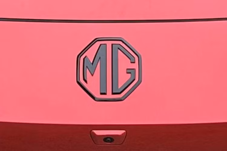 Mẫu xe sedan MG7 2023 sở hữu thiết kế không chỉ thể thao, khỏe khoắn mà còn toát lên sự sang trọng và hiện đại. Đầu xe gây ấn tượng với cụm đèn pha kiểu tam giác sắc cạnh được trang bị dải đèn LED đôi bên trong, hốc thông gió hai bên yếm trước tăng thêm phần thể thao.