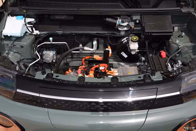 Cửa gió điều hòa và nút điều khiển điều hòa của chiếc SUV cỡ B chạy hoàn toàn bằng điện Dongfeng Nano Box được tích hợp bên dưới màn hình điều khiển trung tâm, bảng điều khiển và cơ cấu chuyển số dạng núm xoay cũng xuất hiện trên xe mới. Về sức mạnh, Dongfeng Nano Box sử dụng hệ truyền động thuần điện với công suất tối đa 45 mã lực và mô-men xoắn cực đại 125 Nm.