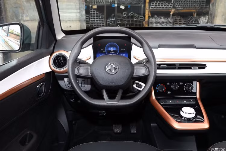 Vòng ra đuôi xe, nơi Dongfeng Nano Box 2023 có thiết kế đơn điệu với đèn hậu hình bầu dục, cản sau sơn màu đen mờ, tấm ốp gầm màu bạc và thanh nối đuôi xe màu đồng nhám là điểm nhấn. Riêng Dongfeng Nano Box phiên bản Champion sẽ có thêm ký hiệu đặc biệt ở cột C. Về kích thước, chiều dài, chiều rộng và chiều cao của xe Dongfeng Nano Box 2023 lần lượt sẽ là 3.732 mm x 1.579 mm x 1.515 mm, còn chiều dài cơ sở là 2.423 mm.