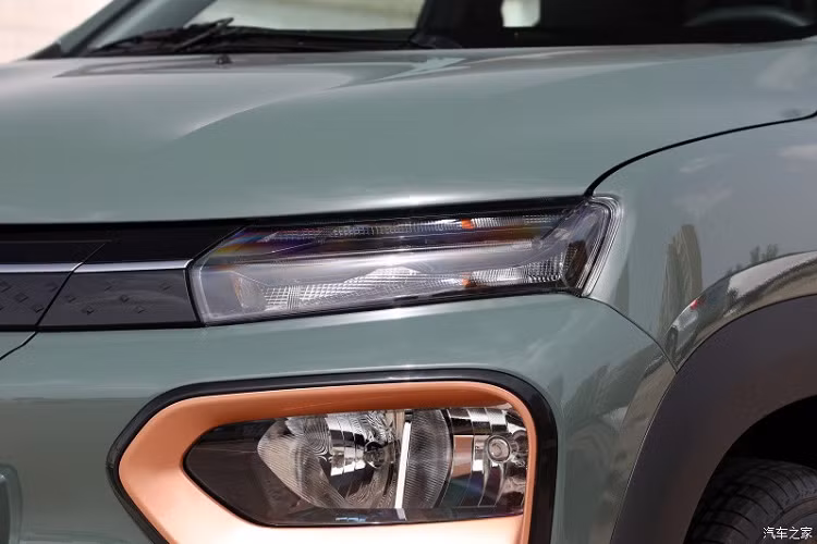 Vòng ra bên sườn, Dongfeng Nano Box không áp dụng kiểu tay nắm cửa ẩn, thay vào đó, thiết kế dạng cổ điển, có từ các mẫu xe hàng thập kỷ trước, chi tiết này khiến người dùng không ưng ý, vì nó làm giảm đi sự cá tính và hiện đại của xe.