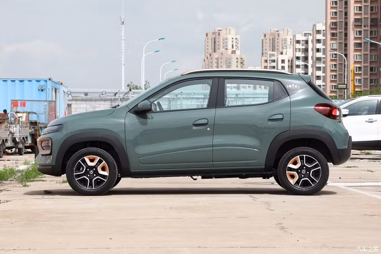 Dongfeng Nano Box ra mắt lần đầu vào năm ngoái với thiết kế khá bắt mắt, nhìn từ bên ngoài, hình dáng tổng thể của xe rất tròn trịa, mặt trước sử dụng thiết kế bộ đèn pha tách đôi, đèn pha được nối với nhau bằng các dải trang trí mạ crôm, giúp tăng chiều rộng của xe một cách trực quan. Cụm đèn pha của Dongfeng Nano Box có hình khiên vuông được tô điểm bằng dải trang trí dạng vòng rộng, sơn màu nổi như đồng, khiến cho mặt tiền khá đẹp mắt, tạo điểm nhấn.