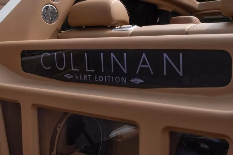 Tuỳ biến chiếc xe với mục đích phục vụ tiệc tùng, Rolls-Royce Cullinan của rapper Lil Uzi được trang bị thêm dàn loa JL Audio khủng ở hàng ghế thứ 2.