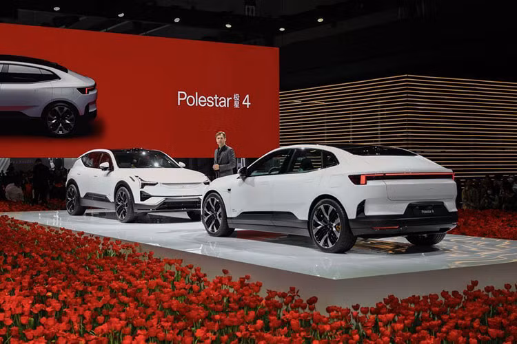 Theo kế hoạch, Polestar 4 2024 sẽ được bán ở thị trường Trung Quốc đầu tiên, vào tháng 11 năm nay, với 6 phiên bản và giá bán dao động từ 349.800 - 533.800 Nhân dân tệ (khoảng 1,19 - 1,82 tỷ đồng). Xe được sản xuất tại nhà máy của Geely ở thành phố Hàng Châu, tỉnh Chiết Giang, Trung Quốc. Sau đó, xe sẽ lần lượt ra mắt tại châu Âu, Bắc Mỹ và châu Á - Thái Bình Dương vào đầu năm sau.