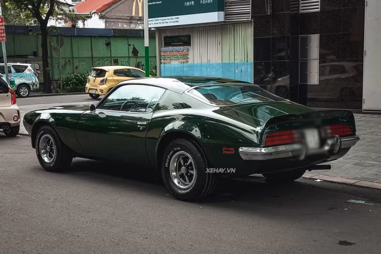 Cung cấp “sức mạnh” cho Pontiac Firebird cổ điển là khối động cơ V8 hút khí tự nhiên có 2 van trên mỗi xy-lanh và tổng dung tích của khối động cơ này là 6.6 lít, một con số ấn tượng trong cuộc đua công suất của những hãng xe Mỹ thời bấy giờ.