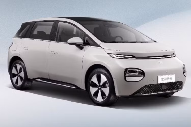 Về ngoại hình, Baojun Yunduo mới khác hẳn những mẫu xe Baojun đang bán, các đường nét bo tròn hơn, rất hợp với tên gọi của xe. Cụm đèn pha tách rời khỏi dải đèn LED chiếu sáng ban ngày, còn được đặt khá thấp, trong khi đèn chạy ban ngày dạng xuyên suốt khá bắt mắt, mang đến diện mạo mặt trước trông rất cá tính.