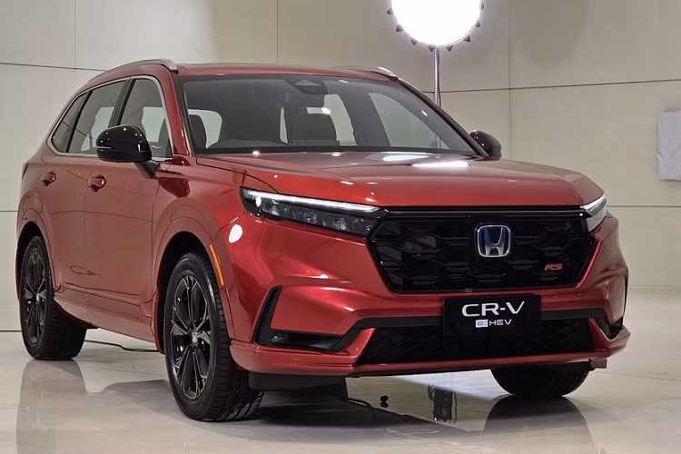 Trong khi đó, trang bị an toàn của Honda CR-V 2023 bản tiêu chuẩn ở Indonesia bao gồm 8 túi khí, hệ thống hỗ trợ xuống dốc, 4 cảm biến phía sau, hệ thống nhắc nhở còn hành khách trên ghế sau, camera lùi đa góc và gói công nghệ Honda Sensing.