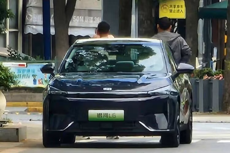 Ngoài ra, chiếc xe mới không được trang bị màn hình đồng lái và có vẻ như sẽ có dải đèn kiểu xuyên sáng để tăng cường bầu không khí bên trong xe. Một số nguồn tin cho biết, giá xe Galaxy L6 2023 dự kiến sẽ rơi vào khoảng 100.000 nhân dân tệ đến 150.000 nhân dân tệ (tương đương 326 triệu đồng đến 490 triệu đồng).