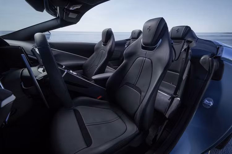 Ferrari tuyên bố đã thực hiện những thay đổi nhỏ đối với hộp số để cải thiện hiệu quả sử dụng nhiên liệu và Roma Spider được trang bị phiên bản mới nhất của Slide Slip Control system (hệ thống kiểm soát trượt ngang), quản lý lực kéo và kiểm soát ổn định, đồng thời cho phép dự đoán độ trôi.