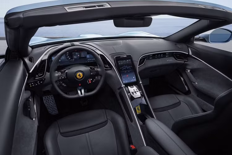 Vậy nên Roma Spider 2024 sở hữu nhiều tính năng giải trí hơn, như Apple CarPlay và Android Auto không dây, ghế sưởi chỉnh điện 18 hướng, sưởi ấm cổ (tùy chọn)...Trái tim Roma Spider 2024 không thay đổi, vẫn là động cơ V-8 dung tích 3,9 lít tăng áp sản sinh công suất 612 mã lực và mô-men xoắn 561 pound-feet, truyền tới bánh sau thông qua hộp số tự động ly hợp kép 8 cấp.