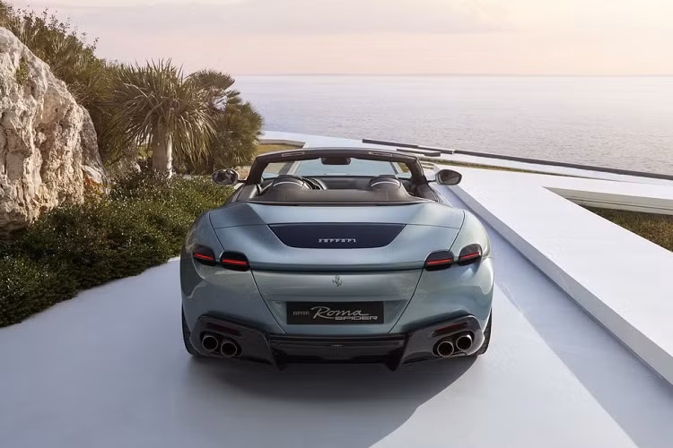 Mức giá xe Ferrari Roma Spider 2024 không được nhắc đến, nhưng ước tính sẽ từ 280.000 USD, đắt hơn khoảng 40.000 USD so với chiếc Coupe bản tiêu chuẩn. Hiện, Ferrari không công bố thời gian phân phối cụ thể nhưng có thể những chiếc Roma Spider 2024 sẽ được bán từ cuối năm nay.