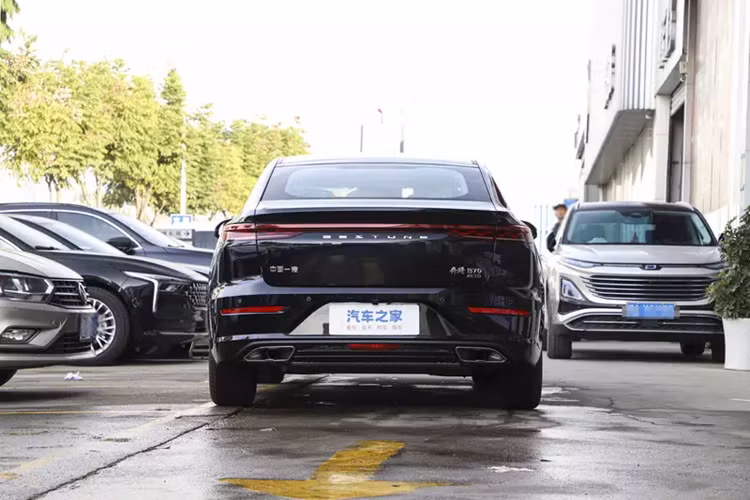 Đồng thời, nhiều đường gân nhô cao trên nắp khoang động cơ của chiếc sedan cỡ trung Bestune B70 thế hệ mới cũng làm tăng cảm giác thể thao cho xe.