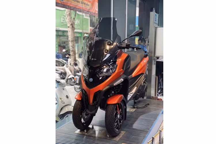 Ở phiên bản mới này, xe môtô Piaggio MP3 Sport sở hữu dánh dấp đồ sộ và thể thao. Đầu xe gây ấn tượng với cụm đèn pha LED có kích thước lớn đi cùng hốc gió phía trước được thiết kế hầm hố và gọn gàng hơn. Phía đuôi xe có cụm đèn hậu LED mới được thiết kế thon gọn, mảnh mai hơn, đi cùng đèn phanh và đèn xi-nhan gộp thành một dải bắt mắt.