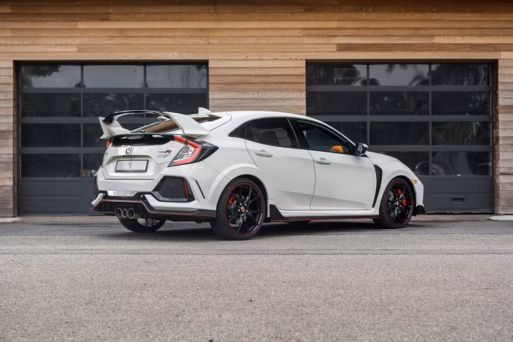 Mới đây, chiếc xe Honda Civic Type R GT của Max Verstappen (nhà vô địch F1 thế giới) vừa được đấu giá thành công với số tiền 80.000 USD (khoảng 1,87 tỷ đồng), vượt xa mức giá mong đợi ban đầu chỉ hơn 50.000 USD. Odo hiện tại của chiếc xe đạt mức 58.500 km.